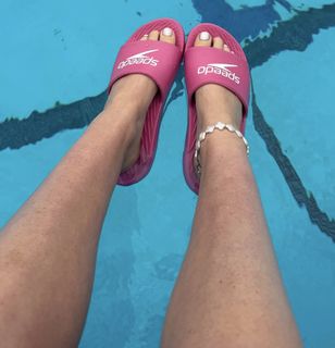 Molly Carlson feet photo thumbnail