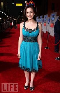 Molly Ephraim feet photo thumbnail