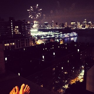 Molly Gordon feet photo thumbnail