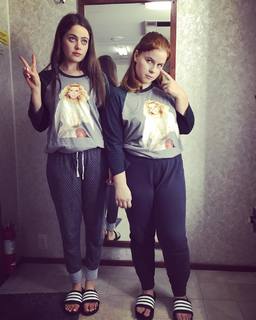 Molly Gordon feet photo thumbnail