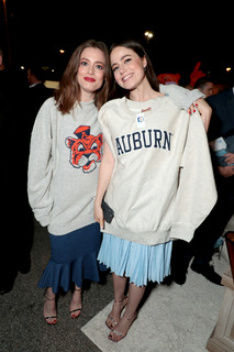 Molly Gordon feet photo thumbnail