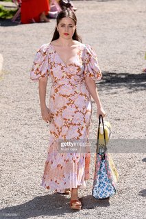 Molly Gordon feet photo thumbnail