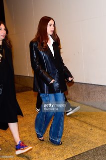 Molly Gordon feet photo thumbnail