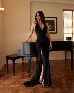 Molly Gordon feet photo thumbnail