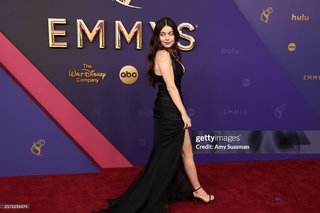 Molly Gordon feet photo thumbnail
