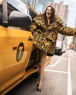 Molly Gordon feet photo thumbnail