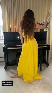 Molly Gordon feet photo thumbnail