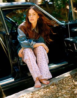 Molly Gordon feet photo thumbnail