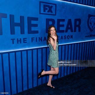 Molly Gordon feet photo 9