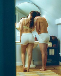 Molly Gordon feet photo 5