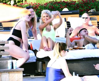 Molly-Mae Hague feet photo thumbnail