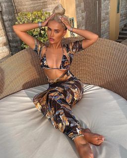 Molly-Mae Hague feet photo thumbnail