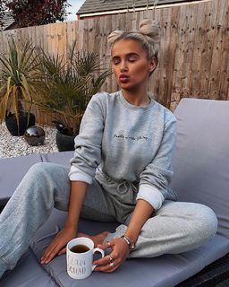 Molly-Mae Hague feet photo thumbnail