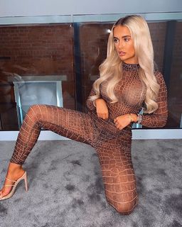 Molly-Mae Hague feet photo thumbnail