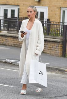 Molly-Mae Hague feet photo thumbnail