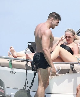 Molly-Mae Hague feet photo thumbnail