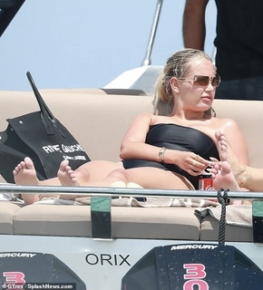 Molly-Mae Hague feet photo thumbnail