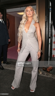 Molly-Mae Hague feet photo thumbnail