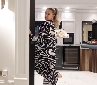 Molly-Mae Hague feet photo thumbnail