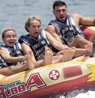 Molly-Mae Hague feet photo thumbnail