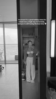 Molly-Mae Hague feet photo thumbnail