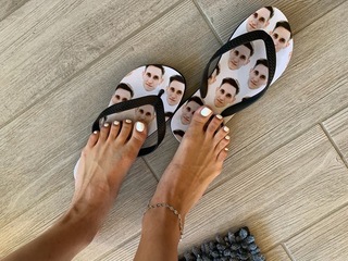 Molly McCook feet photo 1