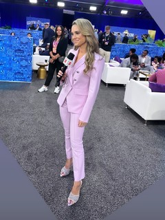 Molly McGrath feet photo thumbnail