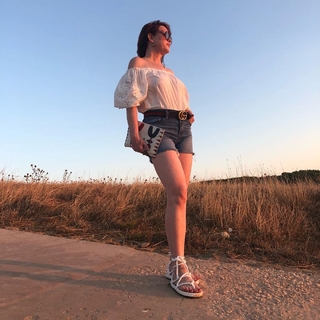 Molly Ringwald feet photo thumbnail