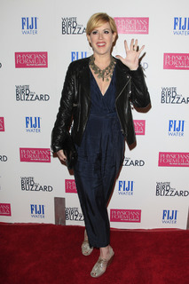 Molly Ringwald feet photo thumbnail