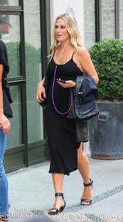 Molly Sims feet photo thumbnail