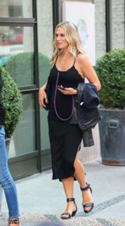 Molly Sims feet photo thumbnail