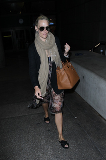 Molly Sims feet photo thumbnail