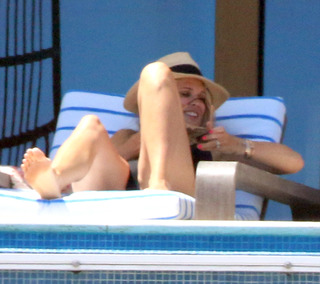 Molly Sims feet photo thumbnail