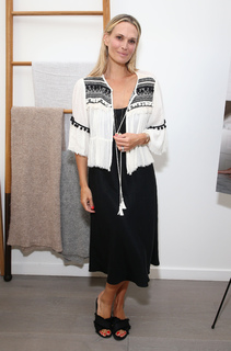 Molly Sims feet photo thumbnail
