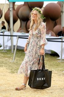 Molly Sims feet photo thumbnail