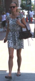 Molly Sims feet photo thumbnail