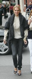 Molly Sims feet photo thumbnail
