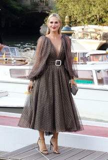 Molly Sims feet photo thumbnail