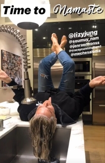 Molly Sims feet photo thumbnail