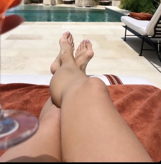 Molly Sims feet photo thumbnail