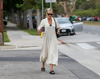 Molly Sims feet photo thumbnail