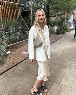 Molly Sims feet photo thumbnail