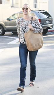 Molly Sims feet photo thumbnail