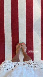 Molly Sims feet photo 1