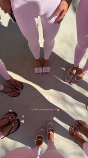 Molly Smith feet photo 1