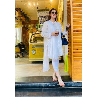 Momina Iqbal feet photo 2