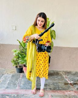 Momina Iqbal feet photo 6