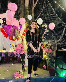 Momina Iqbal feet photo 5