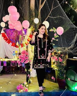 Momina Iqbal feet photo 4