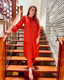 Momina Iqbal feet photo 1